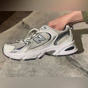 New Balance 530 sneaker white silver navy women’s 7 men’s 5.5 comfy great condit